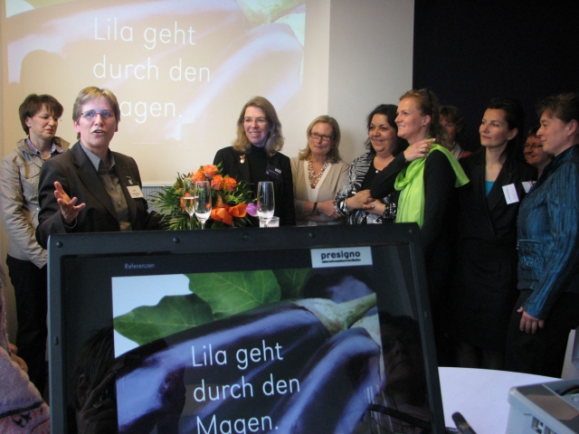 Ursula Ammon (Zweite von links), Mitglied des dffw-Vorstands, heißt die Unternehmerinnen im Labor Ph