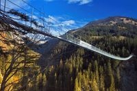 Die neue Fußgänger-Hängebrücke in Holzgau ist ein Höhepunkt auf dem Lechweg. Die neue Fußgänger-Hängebrücke in Holzgau ist ein Höhepunkt auf dem Lechweg.