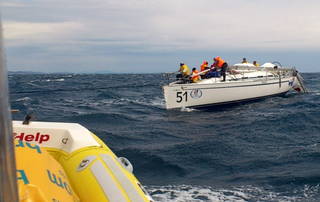 SeaHelp-Einsatzboot schleppt havarierte Segelyacht ab. SeaHelp-Einsatzboot schleppt havarierte Segelyacht ab.