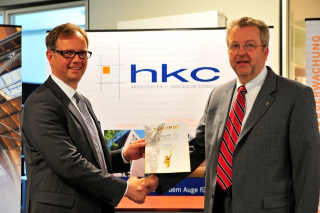 Der geschäftsführende Gesellschafter der hkc GmbH Herr Marc Hackmann erhält die Urkunde für das Erre