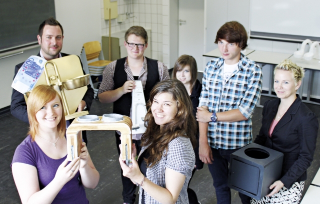 Foodbar-Wettbewerb im Berufskolleg: Daniela Sturm  (7. v.l.) und André Jeschke (2. v.l.),  beide von