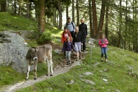 Familie beim Wandern - © Frieder Blickle (Ultental)