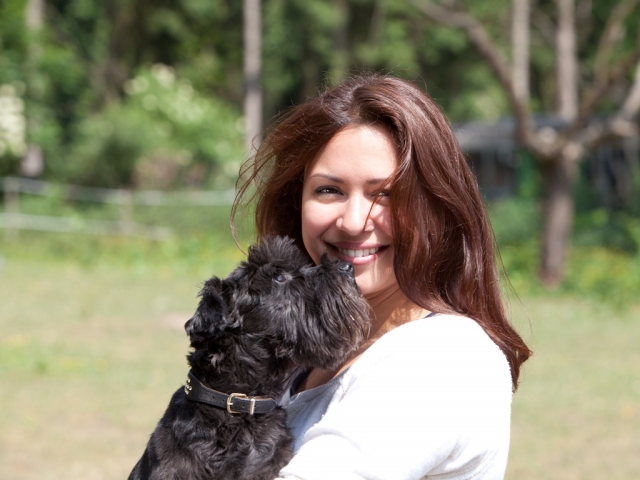 Eine liebevolle Betreuung des Hundes ist eine wichtige Aufgabe des Hundesitters - doch auch Hundehal Eine liebevolle Betreuung des Hundes ist eine wichtige Aufgabe des Hundesitters - doch auch Hundehal