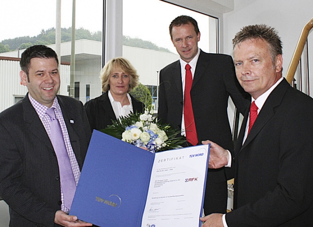 Bildunterschrift: Axel Müller TÜV NORD (l.)übergibt das Zertifikat an Anja Kaiser, Stefan Schröer un Bildunterschrift: Axel Müller TÜV NORD (l.)übergibt das Zertifikat an Anja Kaiser, Stefan Schröer un