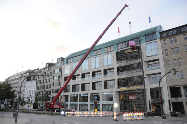 1,5 Tesla MRT am Haken: High-tech Medizintechnik bei der Einbringung in die Europa Passage Hamburg 1,5 Tesla MRT am Haken: High-tech Medizintechnik bei der Einbringung in die Europa Passage Hamburg