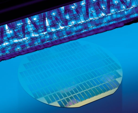 Leistungsstarke Excimer-Strahler sind ideale UV-Quellen zur Aktivierung von Oberflächen, wie hier be Leistungsstarke Excimer-Strahler sind ideale UV-Quellen zur Aktivierung von Oberflächen, wie hier be