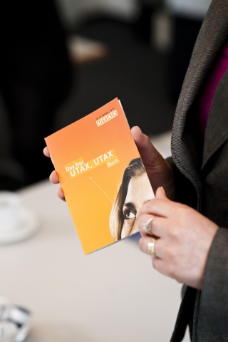 Zentrales Element der neuen integrierten Imagekampagne ist das?Nur UTAX UTAX Buch?. Es enthält aktue