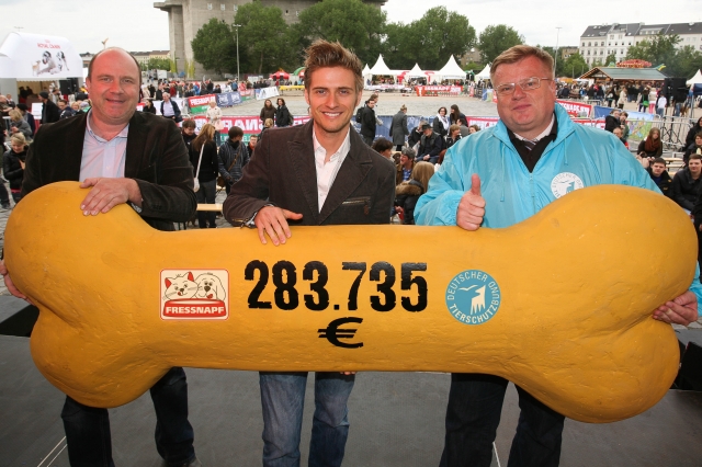 Beim FRESSNAPF-Hundefest?St. Wauli?übergab Unternehmenssprecher Achim Schütz (links) die immense Spe Beim FRESSNAPF-Hundefest?St. Wauli?übergab Unternehmenssprecher Achim Schütz (links) die immense Spe