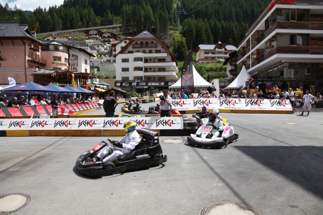 Bei der 6. Ischgl Cart Trophy kämpfen die Teilnehmer auf dem 600 Meter langen Rundkurs durchs Ortsze