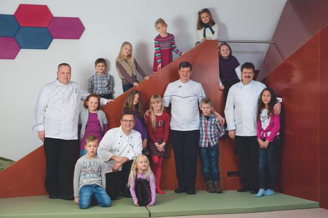 Die Köche gemeinsam mit den Kindern Die Köche gemeinsam mit den Kindern