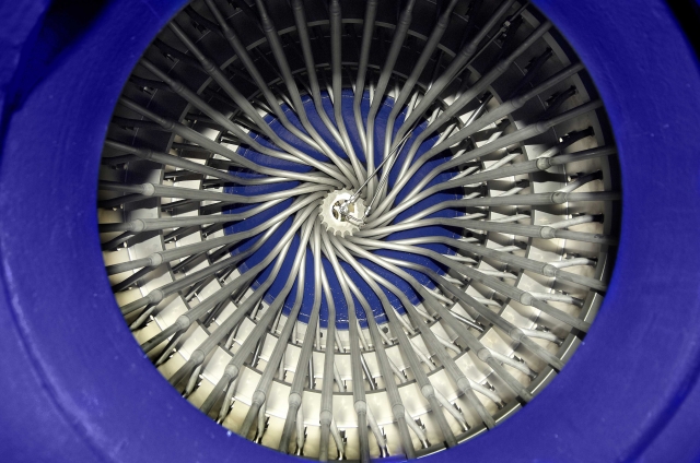 Filtratabflussrohre zum Steuerkopf im Innern der Filtertrommel eines Druckdrehfilters Filtratabflussrohre zum Steuerkopf im Innern der Filtertrommel eines Druckdrehfilters