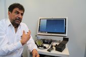 Maher Khoury, Vorstand der HMM Holding AG demonstriert Telemedizin für Patienten Maher Khoury, Vorstand der HMM Holding AG demonstriert Telemedizin für Patienten
