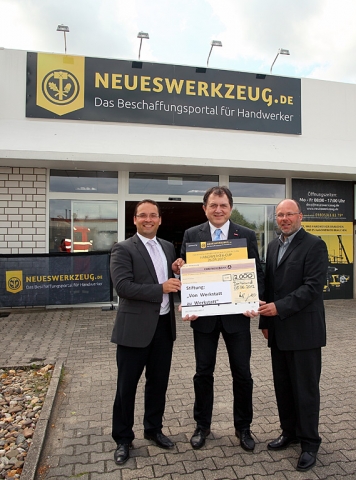 v.l.n.r. Alexander Schmidt (Geschäftsführer neueswerkzeug.de GmbH), Johannes Motz (Vorsitzender des v.l.n.r. Alexander Schmidt (Geschäftsführer neueswerkzeug.de GmbH), Johannes Motz (Vorsitzender des