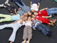Kinder auf dem Trampolin (Stock)