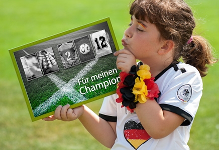 Ein EM-Fotogeschenk für deinen Champion, mit Alphabet-Fotografien, ist ein sicheres Tor. Ein EM-Fotogeschenk für deinen Champion, mit Alphabet-Fotografien, ist ein sicheres Tor.