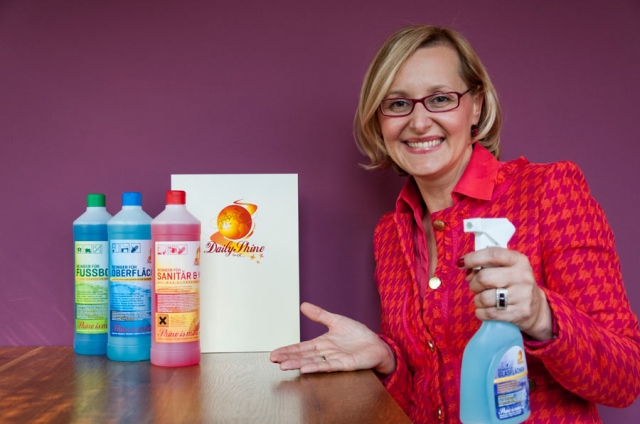 Klaudia Atelj, Gebäudereinigungsmeisterin und Inhaberin von DailyShine mit der eigenen Reinigungspro Klaudia Atelj, Gebäudereinigungsmeisterin und Inhaberin von DailyShine mit der eigenen Reinigungspro