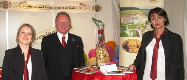 Von links: Das MONARCHIS-Team mit Frau Tina Krüger, Herr Gerhard Markof sowie Frau Katja Glavas Von links: Das MONARCHIS-Team mit Frau Tina Krüger, Herr Gerhard Markof sowie Frau Katja Glavas