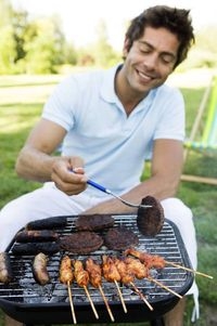 Grillen im Garten: Was dem einen schmeckt, kann dem Nachbarn unter Umständen stinken. Oft genug müss Grillen im Garten: Was dem einen schmeckt, kann dem Nachbarn unter Umständen stinken. Oft genug müss