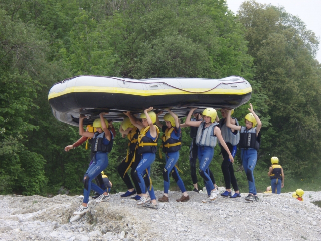 In Teamarbeit wird das Boot zur Isar getragen. In Teamarbeit wird das Boot zur Isar getragen.