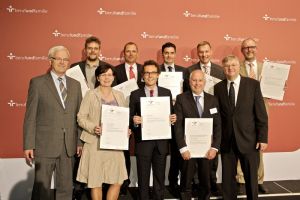 Claudio Gerring, Personalleitung Deutschland (hinten Mitte), freut sich über die Zertifizierung Claudio Gerring, Personalleitung Deutschland (hinten Mitte), freut sich über die Zertifizierung