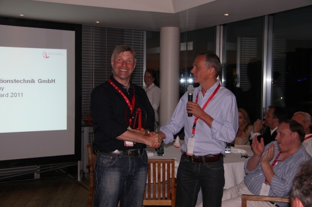 Michael Haas (rechts)überreicht Tom Nemitz von Wick Hill den begehrten?Excellence Award? Michael Haas (rechts)überreicht Tom Nemitz von Wick Hill den begehrten?Excellence Award?