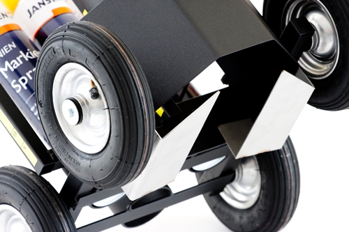 Für die genau Linie: Zusätzliche Metallplatten unter dem Markierwagen sorgen für exaktes Ausbringen 