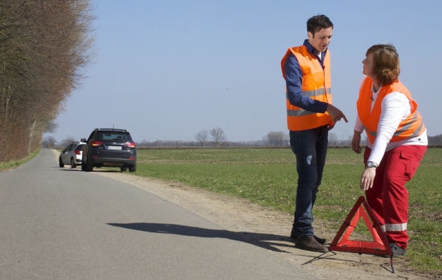 Absichern des Unfallorts -Überblick und Ruhe bewahren trotz Ausnahmesituation, R+V 24 Absichern des Unfallorts -Überblick und Ruhe bewahren trotz Ausnahmesituation, R+V 24