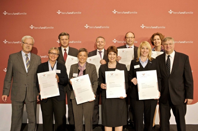Die Preisträger aus dem Bezirk Oberfranken (v. l.): Cortal Consors S. A.; E.ON Netz GmbH; Institut f Die Preisträger aus dem Bezirk Oberfranken (v. l.): Cortal Consors S. A.; E.ON Netz GmbH; Institut f