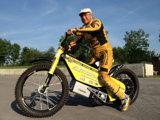 Weltmeister Egon Müller auf der Elektro-Speedway Maschine von Eliseo-Hummer Weltmeister Egon Müller auf der Elektro-Speedway Maschine von Eliseo-Hummer
