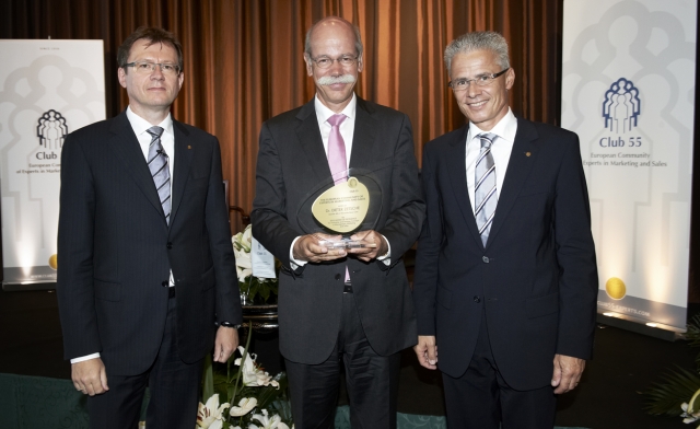Club 55-Vizepräsident Wolf Hirschmann (li.) und Präsident Rudolf Obrecht (re.) gratulieren Dr. Diete Club 55-Vizepräsident Wolf Hirschmann (li.) und Präsident Rudolf Obrecht (re.) gratulieren Dr. Diete
