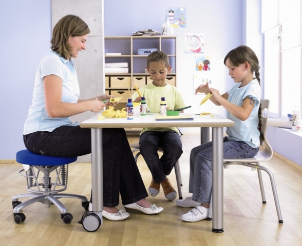 Auf Kinderhöhe und trotzdem gesund sitzen: Bioswing macht´s möglich. Jetzt den Aktiv-Sitz-Hocker kos Auf Kinderhöhe und trotzdem gesund sitzen: Bioswing macht´s möglich. Jetzt den Aktiv-Sitz-Hocker kos