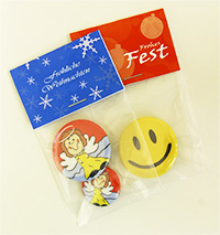 Mit Liebe schenken: selbst gestaltete Buttons in Geschenkverpackung