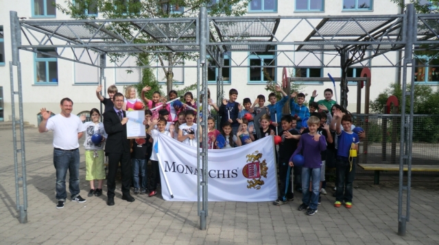 Von links: Klassenlehrer Marc Käppeler, Jan Binder von MONARCHIS und die Klassen 4b und 4c