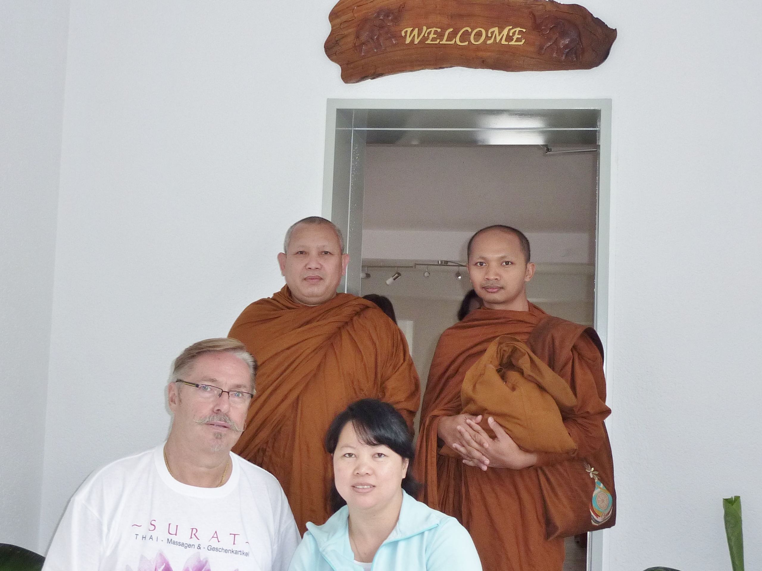Buddhistische Segnung bei der Eröffnung am 29.07.2011, SURAT THAI-Massagen&-Geschenkartikel, Werne Buddhistische Segnung bei der Eröffnung am 29.07.2011, SURAT THAI-Massagen&-Geschenkartikel, Werne