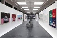 Cars and Art inmitten der Maybach-Fahrzeuge