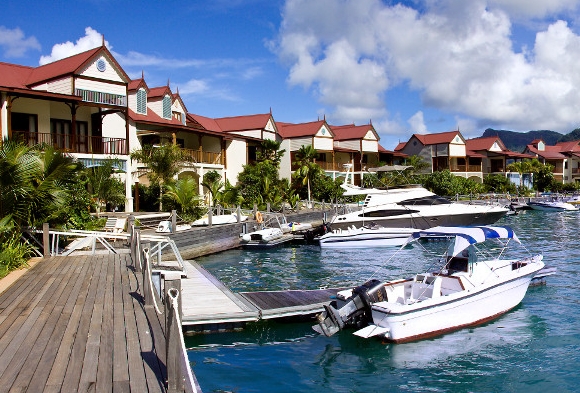 Im Eden Island Resort liegt jede Immobilie direkt am Wasser Im Eden Island Resort liegt jede Immobilie direkt am Wasser