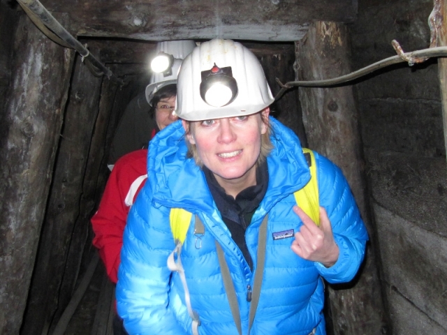 Ausgerüstet mit Stirnlampe und Helm kann das Untertage-Abenteuer beginnen