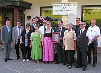 Ehrengäste und Familie gratulieren Franz Schmiederer (Bildmitte, mit Urkunde) zur Betriebsübernahme Ehrengäste und Familie gratulieren Franz Schmiederer (Bildmitte, mit Urkunde) zur Betriebsübernahme