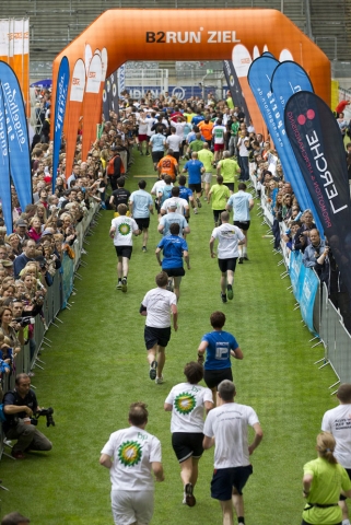 B2RUN Dortmund: Zieleinlauf in die größte deutsche Fußballarena. Foto: B2RUN. B2RUN Dortmund: Zieleinlauf in die größte deutsche Fußballarena. Foto: B2RUN.