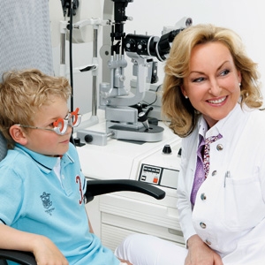Vor Schulanfang noch mal zum Augen-Check beim Augenarzt