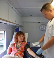 NWB Mitarbeiterin Anja Kriegel spendet Blut beim Deutschen Roten Kreuz. NWB Mitarbeiterin Anja Kriegel spendet Blut beim Deutschen Roten Kreuz.