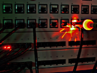 Mit dem PatchSee-System lässt sich schnell das andere Kabelende finden. (Foto: Fiber-Optics) Mit dem PatchSee-System lässt sich schnell das andere Kabelende finden. (Foto: Fiber-Optics)