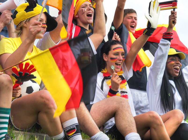 Gemeinsam den Fußball feiern, macht mehr Spaß. Wer aber in der Nachtruhezeit zu laut feiert, dem kan Gemeinsam den Fußball feiern, macht mehr Spaß. Wer aber in der Nachtruhezeit zu laut feiert, dem kan