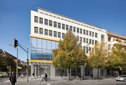 Ecktansicht des Bürogebäudes in der Schönhauser Allee. (Bild: PROJECT Immobilien) Ecktansicht des Bürogebäudes in der Schönhauser Allee. (Bild: PROJECT Immobilien)