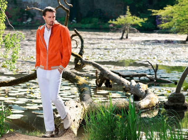 Ein HIghlightmodell der KAPRAUN SS13 Kollektion: Kapuzenjacke aus weichem Ziegenvelours Ein HIghlightmodell der KAPRAUN SS13 Kollektion: Kapuzenjacke aus weichem Ziegenvelours