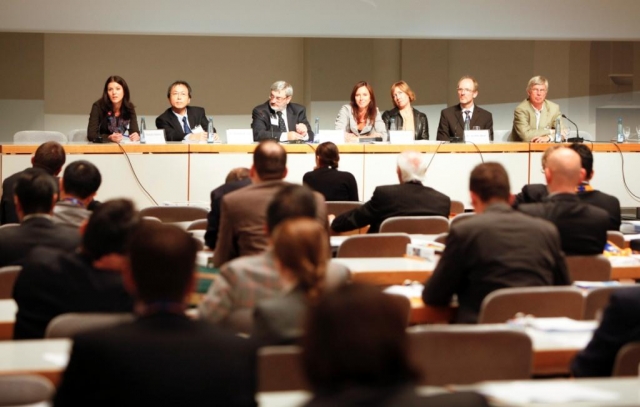 Rückblick: Podiumsdiskussion bei einer der vergangenen Konferenzen Rückblick: Podiumsdiskussion bei einer der vergangenen Konferenzen