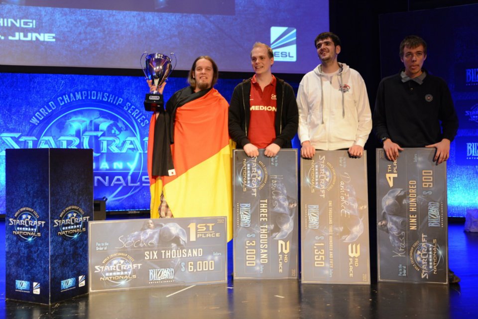 v.l.n.r.: Giacomo ‚Socke‘ Thüs, Dennis ‚HasuObs‘ Schneider, Jonathan ‚DarK.FoRcE‘ Belke und Andreas 
