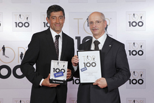 Übergabe der TOP 100-Auszeichnung durch Mentor Ranga Yogeshwar Übergabe der TOP 100-Auszeichnung durch Mentor Ranga Yogeshwar