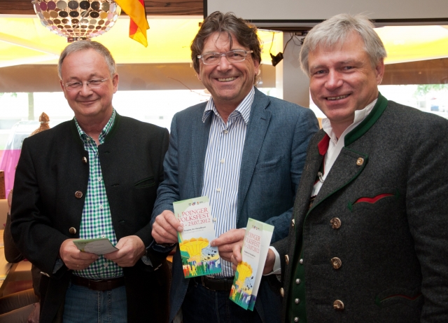 Bürgermeister Albert Hingerl (m.) stellte zusammen mit dem Festwirt Bernd Furch (r.) und Ludwig Schw Bürgermeister Albert Hingerl (m.) stellte zusammen mit dem Festwirt Bernd Furch (r.) und Ludwig Schw