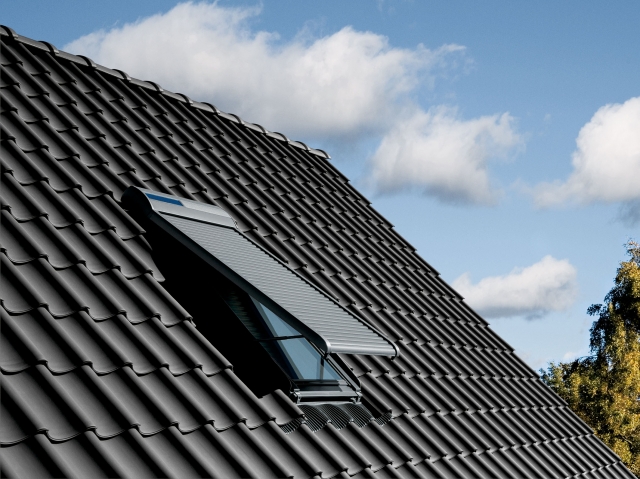 Mit dem Rollladen-Ausstellarm von VELUX gelangt auch bei geschlossenem Rollladenpanzer frische Luft Mit dem Rollladen-Ausstellarm von VELUX gelangt auch bei geschlossenem Rollladenpanzer frische Luft